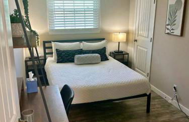 Sleeps 6-Full Kitchen-4 Beds-Big Couch-OfficeSpace - Foto 10