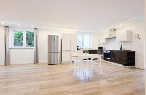 Tolstov House - 6 Zimmer Haus - große Küche - Garten - Parkplatz - 25min Messe DUS - Foto 3