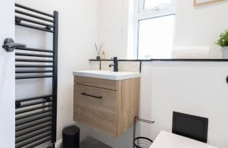 Spacious Modern 2BR - Parking - Workspace Area, Ideal for Contractors & Long Stays - NordStay - Foto 6