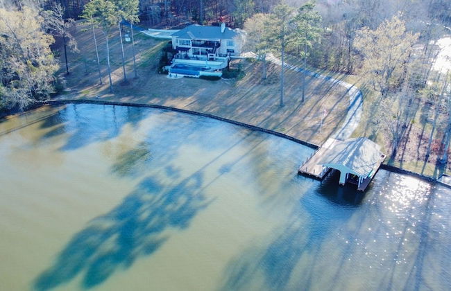 7BR Lakefront Haven Pool Hot Tub Gated 4acres - Foto 10