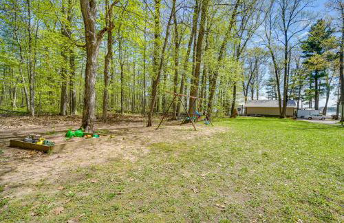 Stone Lake Cabin with Private Deck and Fire Pit! - Foto 31