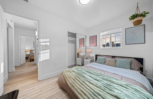 Entire Private Home with 4 Bedrooms 2 Bathrooms, Hot Tub, King Bed, 80 TV, Gated Yard, Ranch Style, Available Now - Foto 47