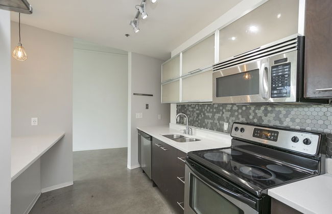 Unfurnished Condo | Amazing Layout with Balcony and In-building Storage Unit - Foto 8