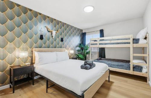 4BR w Pool Cinema Room, Mini Golf & EV - Photo 30