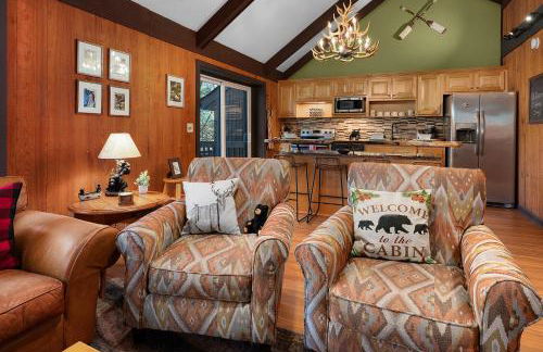 Chicadees Lake Lookout - A wood-burning fireplace, beautiful lake views, king and queen bedrooms, deck dining, and easy access t - Foto 8