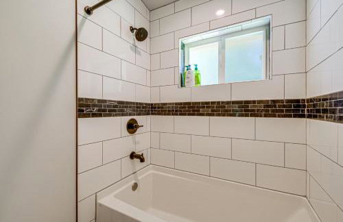 Deck, Hot Tub and Views Sleek Getaway in Index! - Foto 16