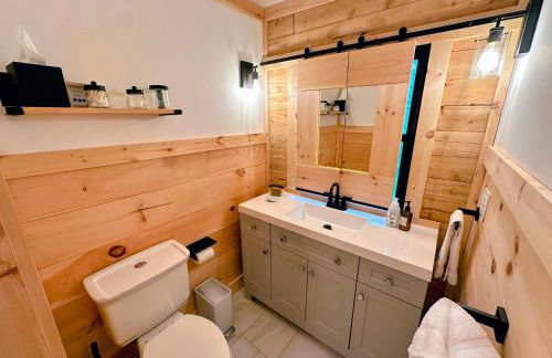 5R Cozy log chalet in fantastic location. Ski, snowshoe, fish, explore! AC, pet friendly! - Photo 49