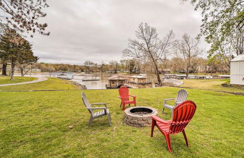 Kayaks and Boat Dock Waterfront Home in Grove - Foto 1