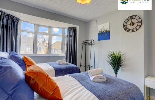 4 Bedroom House - Sleeps 7, Near Coventry Airport, City Centre, Free Wi-Fi with Driveway Parking & Garden, Full Kitchen - AHC - Photo 7