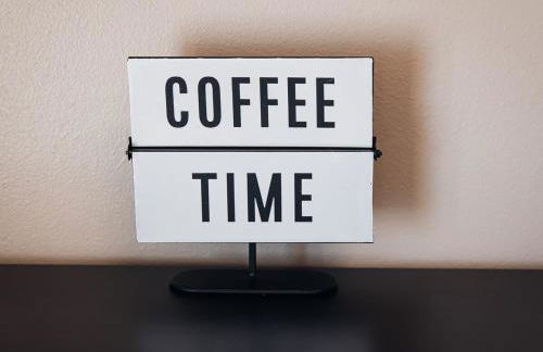 Golden Hour Getaway- Guest Favorite, 2 Min to Beach, Seasonal Pool & Arcade - Foto 29