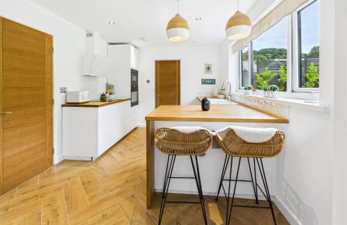 5-Bed Retreat with Hot Tub, Garden & Relaxing Views - Foto 6