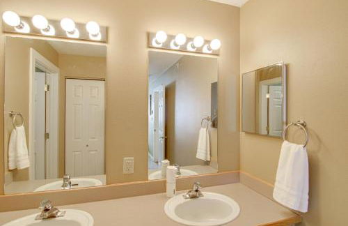 First-Floor Big Sky Condo with Hot Tub! - Foto 20