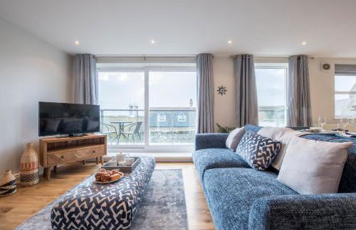 Beautiful Central Tenby Apartment with free parking - Photo 3