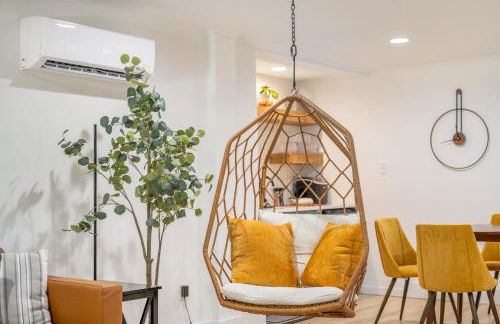 Couples Retreat with Hot Tub, Beach Cruisers, Spa Bath - Foto 11