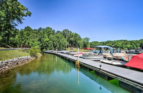 Views, Pools and Marina Lake Keowee Condo! - Foto 17