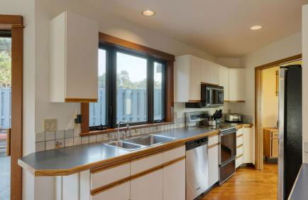 Half Block to Beach w/ Oceanview, Patio + Balcony The Shore Pine by Avantstay - Foto 28