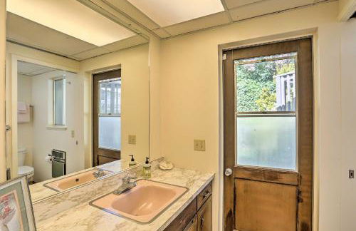 Woodsy Willow Creek Getaway with Pool and Deck! - Foto 23