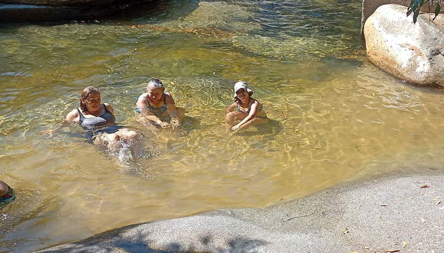 Baignade dans la rivière Candela