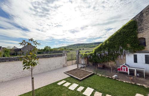 Au 8 à Meursault, Magnifique maison Bourguignonne au pied des vignes, jardin, places de parking privée - Photo 3