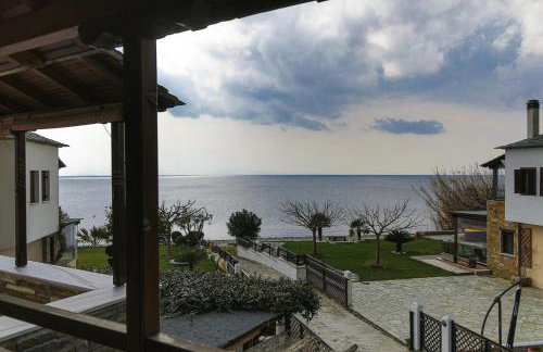 ILOI’s Villa in peaceful Village w. Private Beach - Photo 7