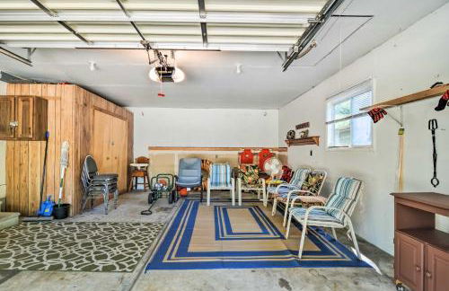 Higgins Lake Getaway with Fire Pit, Walk to Beach! - Foto 29