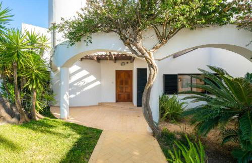 Luxury Private Family Villa with Pool AC & Parking - Foto 3