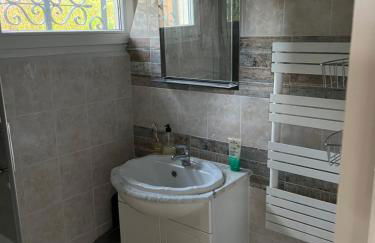 Venez respirer l'air de la Campagne a 70 km de de l'Océan, Villers sur Mers , Deauville ..... Maison de 100 m² ,sur une parcelle de 2000 m² 3 chambres toutes refaites , 2 salles d'eau , 2 toilettes , cuisine équipées . tous refait a neuf - Foto 23