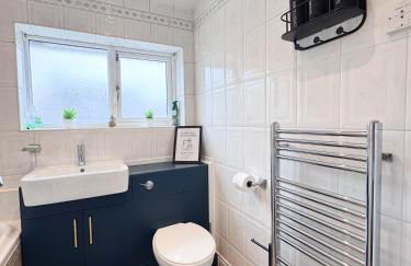 Raygill LT 4 Bedroom House By Furnished Accommodation - Private Parking - Perfect For Families & Contractors - Foto 47