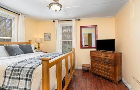 Downstairs 2 Bedroom Apt- Pet Friendly- walking distance to beach & shops - Foto 12