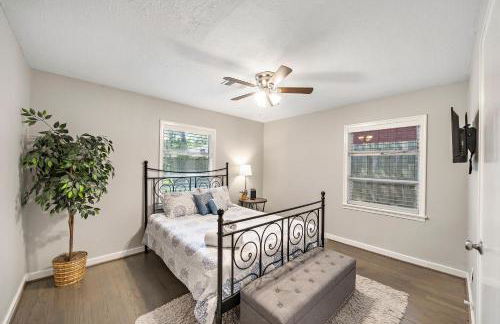 3 Bedroom Home The Neighborhood Spot desks in 2 rooms high speed Internet wifi Kick Back & Relax close to Houston Hobby Airport 5 star superhost - Foto 19