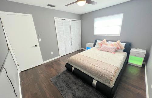 Dream Vacation Home w Heated Pool Close to Beaches Clearwater St Pete Quiet with Big Backyard - Foto 40