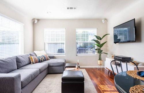 Charming Mid-Century Craftsman, Hot Tub with Serene Yard - Foto 1