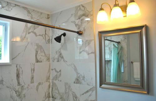 Stylish 4-Bedroom Full House. Plenty of Parking! - Foto 23