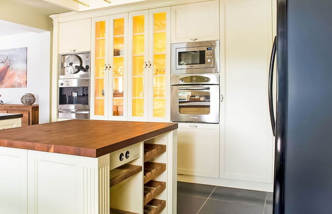 Majestic Villa With Pool and Sauna - Photo 17