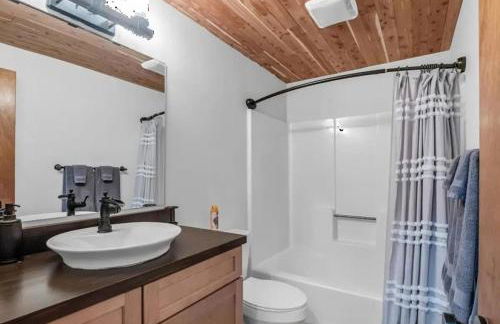 Updated Classic Cabin, Private Community and Hot Tub - Foto 14