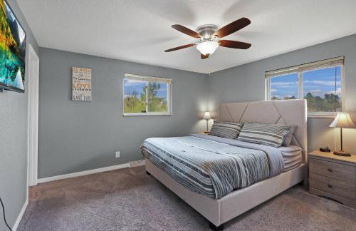 Arvada Retreat + 6 BD + Movie Theater - Photo 10