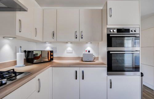 Stunning Detached House with Driveway Parking, Office Room, Self-Check-In, Fast WiFi and Smart TV with Sky and Netflix by Yoko Property - Photo 32