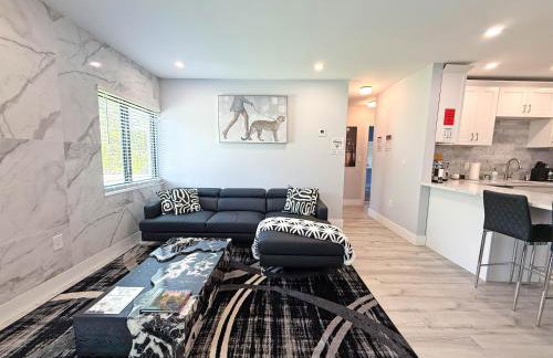 The LuxeLanding MIA- Swimming pool, Oasis Lounge, Mini Golf, BBQ and Hibachi Grill , and Outdoor Games - Photo 3