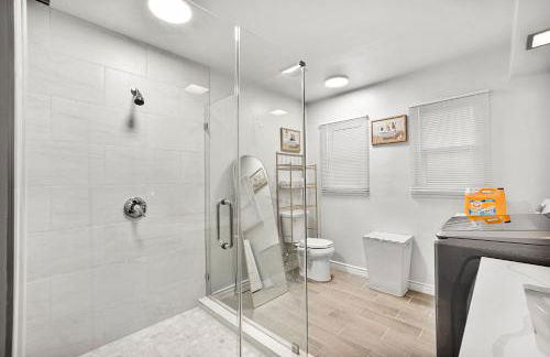 Entire Private Home with 4 Bedrooms 2 Bathrooms, Spacious, Lux King Bed, Ranch Style, Prime Area, Available Now - Photo 16