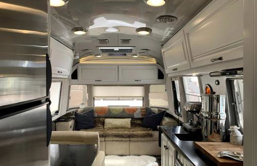Huge Airstream is Perfect for a Family Getaway - Foto 3