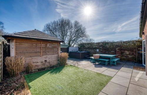 The Oaks Barn - A Countryside Luxury Rural Escape with Hot tub & Fire Pit! Tranquil Group Retreat - Sleeps 8, Pet Friendly & Off road Parking - By Blue Puffin Stays - Photo 44