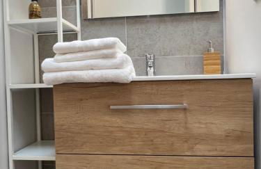 Villa Gaïa - 2 suites lits King size et salles de bain privatives - parking privé - 10 minutes Eurexpo - Aéroport - Groupama Stadium - Foto 6