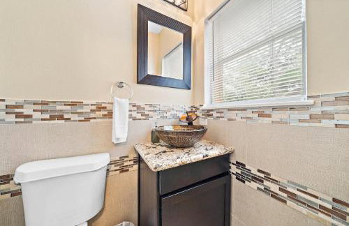 Nr DT, Med Center, Midtown Sleeps 16 Game Room - Photo 20