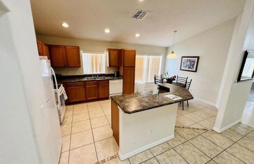 Spacious, Open Layout And Pool Relaxation! - Foto 21