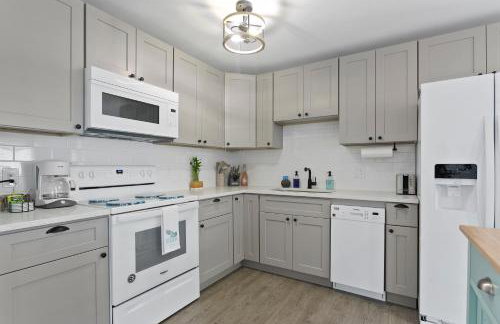 5 min Beaches~Mini Golf~Pool Table~Pets~KING BED + - Foto 12