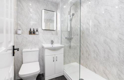 Cozy 2 Bed Apartment - Unlimited Wi-Fi - Free Parking - Sleeps 6 - By Old Trafford - Foto 10