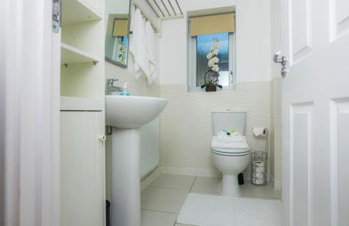 Modern 2 Bed House with Parking and Garden - Photo 15