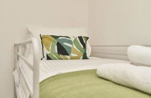 The Penthouse In Bonchurch By Greenstay Serviced Accommodation - Stunning 3 Bed Apt With Sea Views & Parking - Perfect for Families, Small Groups & Business Travellers - Dog Friendly - Fast Wi-Fi - 1000 Mbps - Close To Ventnor & Shanklin - 5 mins To Beach - Foto 8