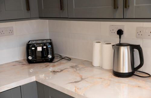 Spacious 4BR Home Walk to Station Parking - Pass the Keys - Foto 17