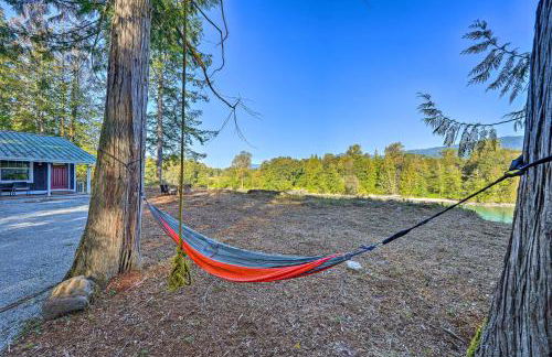 Dreamy Riverside Cabin with Fireplace and Grill - Foto 26